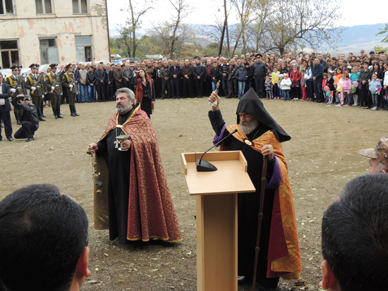 Глава Арцаской Епархии ААЦ архиепископ Паргев Мартиросян (справа) молится... 