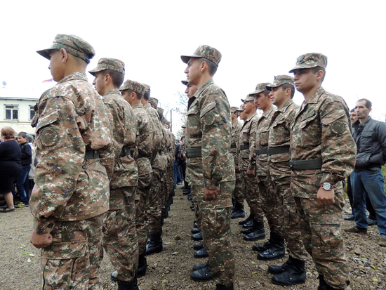 Молодые солдаты №-ской в/ч Армии обороны НКР на меропритяии.