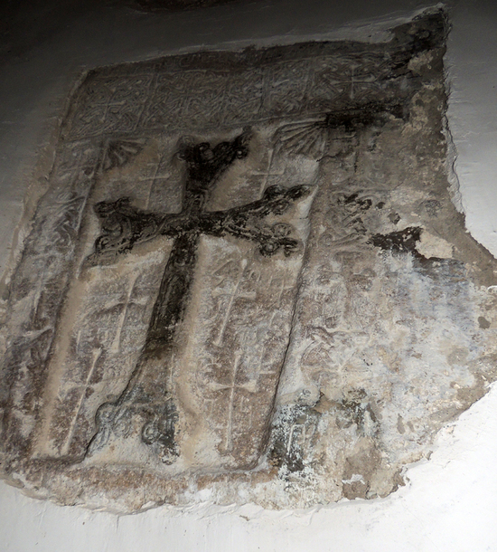 Церковь «Пустынь Кусаноц». Хачкар замурованный в стене. Церковь «Пустынь Кусаноц». Хачкар замурованный в стене.