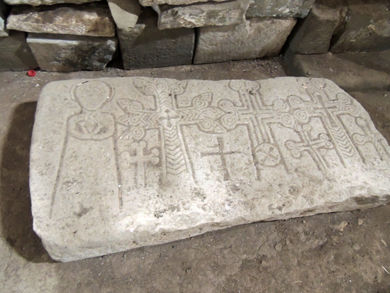 Церковь «Сурб Аствацацин» («Успенья Прсвятой Богородицы»). Хачкар. Церковь «Сурб Аствацацин» («Успенья Прсвятой Богородицы»). Хачкар.