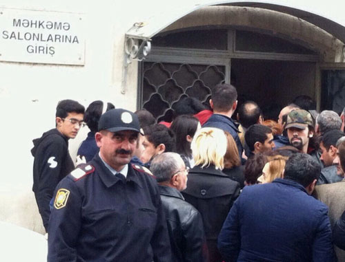 Возле здания суда в ожидании начала процесса. Баку, 5 ноября 2013 г. Фото Парваны Байрамовой для "Кавказского узла"