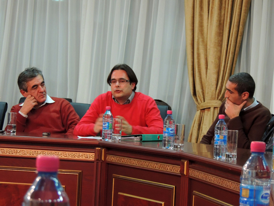 Выступает Андреас Гукасян (в середине) кандидат в президенты Армении (2013г.).