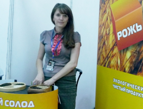 Представитель российской компании Rumalt, производящей ржаной солод для приготовления хлеба и кваса, на выставке Armenia EXPO-2013. Ереван, 13 сентября 2013 г. Фото Армине Мартиросян для "Кавказского узла" 