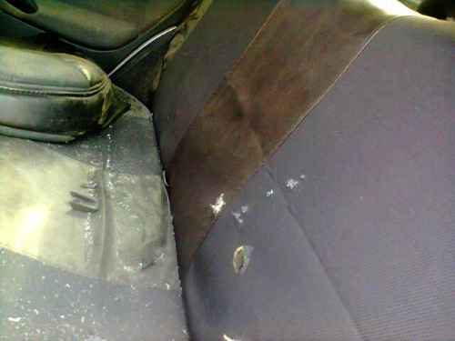 Заднее сидение машины Мухмета Бузуртанова со стороны водительского места, пробитое пулями. Ингушетия, Галашки, ноябрь 2013 г. Фото Беслана Бузуртанова