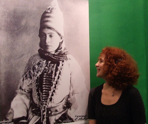 Ирма Гублия рядом со старинной фотографией абазинки в традиционном костюме. 13 г. Фото Эдиты Бадасян для "Кавказского узла" 