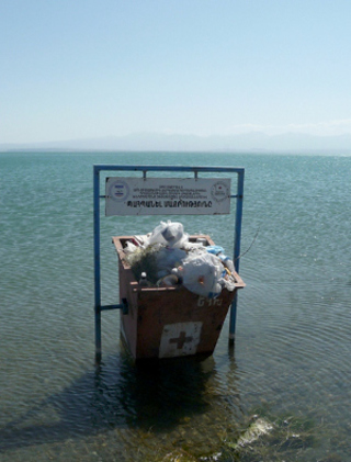 Урна для мусора, затопленная вместе с пляжем на берегу озера Севан. 2010 г. Фото Армине Мартиросян для "Кавказского узла"