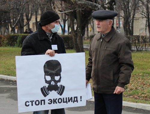 Участник пикета разговаривает с прохожим. Северная Осетия, Владикавказ, 1 декабря 2013 г. Фото Эммы Марзоевой для "Кавказского узла"