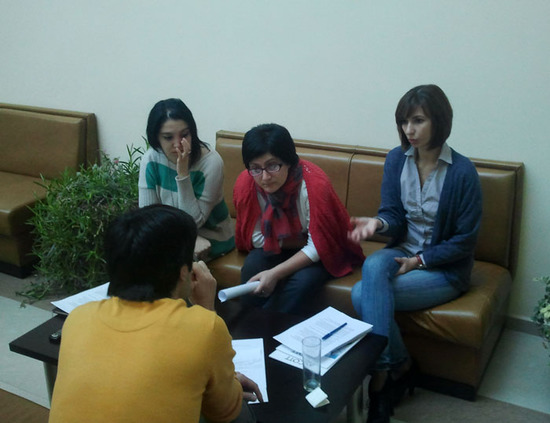 Работа в малой группе , слева на право: Ламия (Азербайджан, Турция), Анаит (Нагорный Карабах), Елена (Азербайджан).