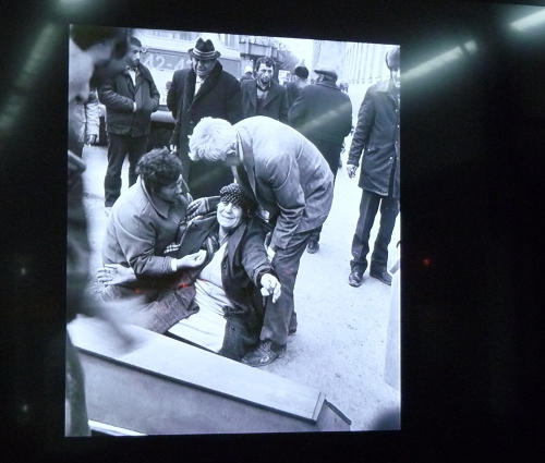 Документальные кадры, показывающие последствия землетрясения 7 декабря 1988 года, в мультимедийном репортаже на выставке "Землетрясение, которое потрясло медиа". Ереван, 6 декабря 2013 г. Фото Армине Мартиросян для "Кавказского узла"