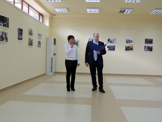 Мероприятие открывает Мероприятие открыл руководитель офиса миссии МККК в Степанакерте. Рядом с ним переводчица Этери Григорян.