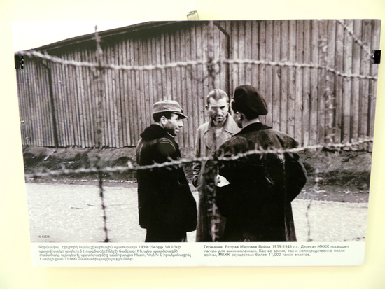 Германия. 2-ая Мировая война. Делегат МККК посещает лагерь для военнопленных. Как во время войны, так и непосредственно после неё, МККК осуществил более 11000 таких визитов.