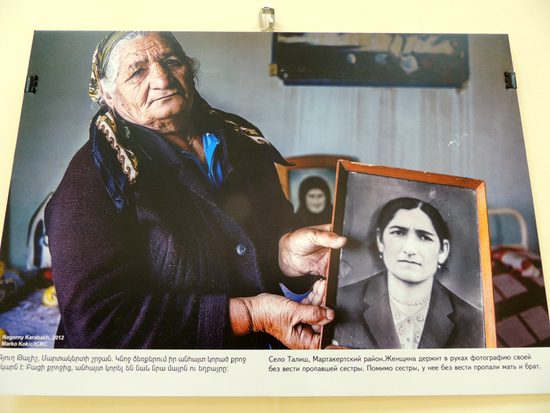 с.Талиш. Нагорный Карабах. В руках женщины фото её пропавшей без вести сестры.