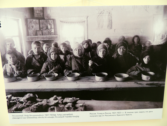 Россия. Голод в России 1921-1923 гг. В течении 3-х недель эти дети получали еду от Российского Красного Креста.