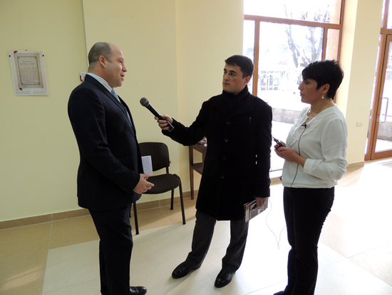 По завершении мероприятия г-н Флёри даёт интервью Арцахского телевидению. 
