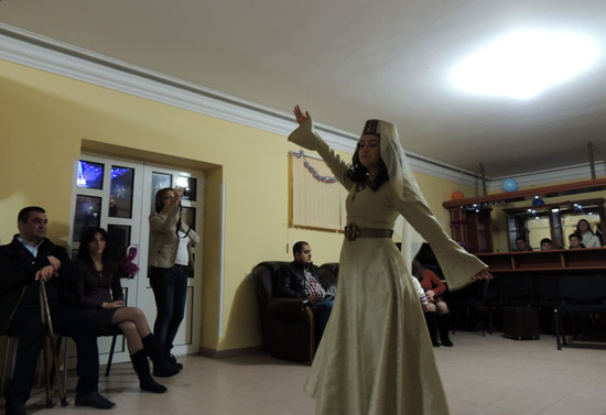 Лусине исполнила армянский народный танец.