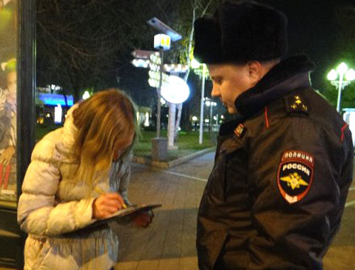 Сотрудник полиции проверяет участника пикета в подддержку Евгения Витишко. Краснодар, 25 декабря 2013 г. Фото http://ewnc.org/