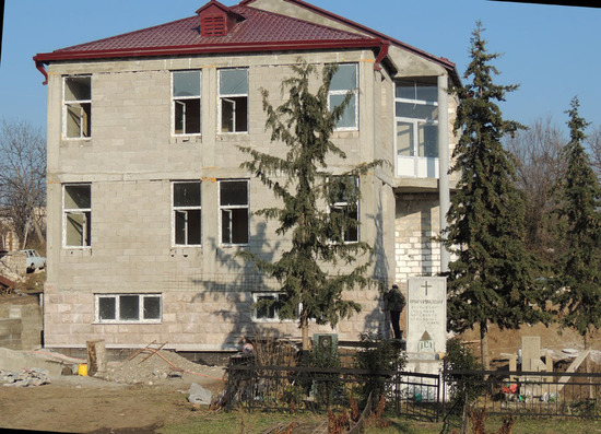 В каждом селе, пострадавшем от войны, армянская диаспора строит такие (типовые) здания, где будут сельсовет, медпункт и т.д.