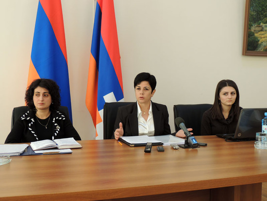 Пресс-конференция. Министр Нарине Агабалян (в середине), справа от неё - замминистра Гаяне Григорян, слева - Гаяне Айрапетян, референт.