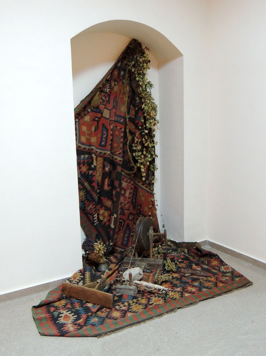 На одном из этажей министерства есть уголок с предметами домашнего обихода древней карабахской семьи  и старые карабахские ковры.