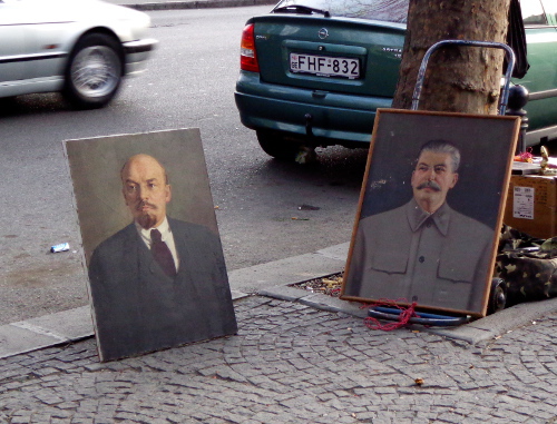 Портреты Ленина и Сталина выставлены на продажу на блошином рынке в центре Тбилиси. Январь 2014 г. Фото Инны Кукуджановой для "Кавказского узла"