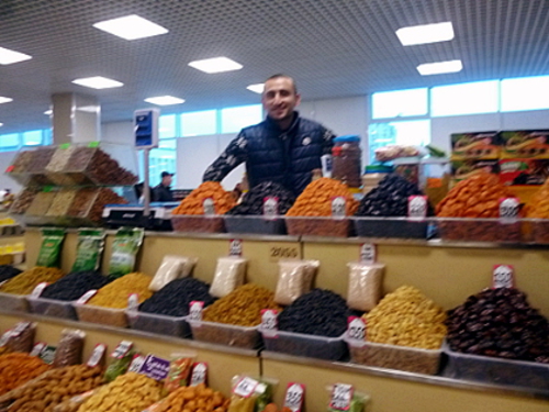 Продавец сухофруктов на новом рынке в Сочи. 29 января 2014 г. Фото Светланы Кравченко для "Кавказского узла".