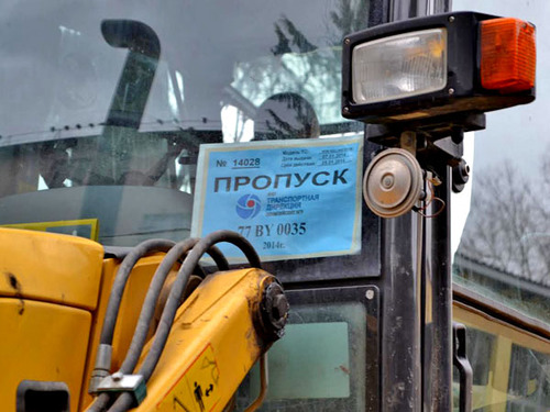 Разрешение на работу на этом тракторе заканчивается  20 января. Сочи, 31 января 2014 г. Фото Светланы Кравченко для "Кавказского узла"