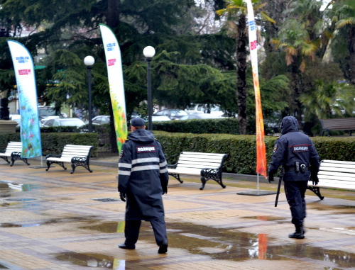 Полицейский патруль на площади у Морского вокзала Сочи. 23 января 2014 г. Фото Светланы Кравченко для "Кавказского узла"