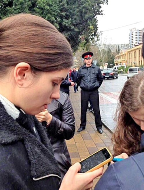 Надежда Толоконникова (слева) и Мария Алехина перед задержанием. Сочи, 18 февраля 2014 г. Фото с личной страницы  твиттер активистов группы Война twitter.com