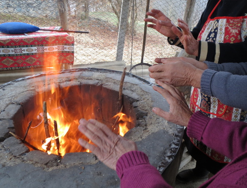 Женщины разжигают огонь в тонирах. Нагорный Карабах, Аскеранский район, село Ханцк, 8 марта 2014 г. Фото Алвард Григорян для "Кавказского узла"