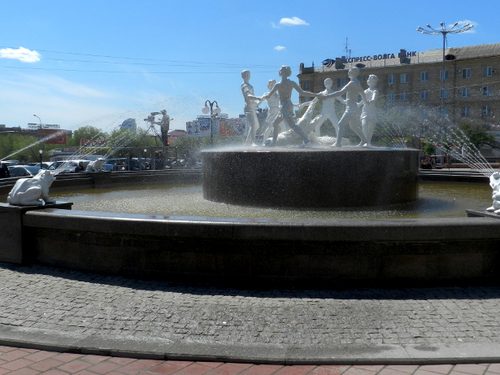 Восстановленный фонтан "Детский хоровод" на Привокзальной площади. Волгоград, 7 мая 2014 г. Фото Татьяны Филимоновой для "Кавказского узла"