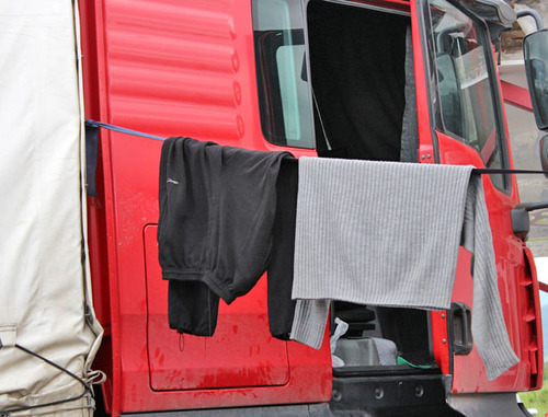 Одежда дальнобойщиков сушится на веревке возле фуры. Владикавказ, 26 мая 2014 г. Фото Эммы Марзоевой для "Кавказского узла"