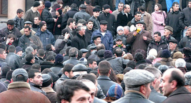 Стихийный митинг протеста. Автор фото Сергей Хачатрян.
