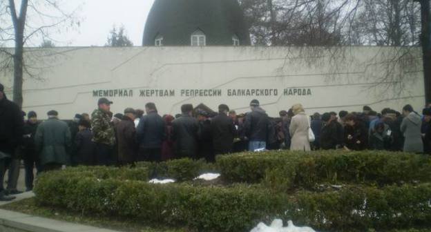 Митинг 8 марта 2009 г. у мемориала жертвам репрессий в Нальчике, Кабардино-Балкария. Фото корреспондента "Кавказского узла" Луизы Оразаевой.