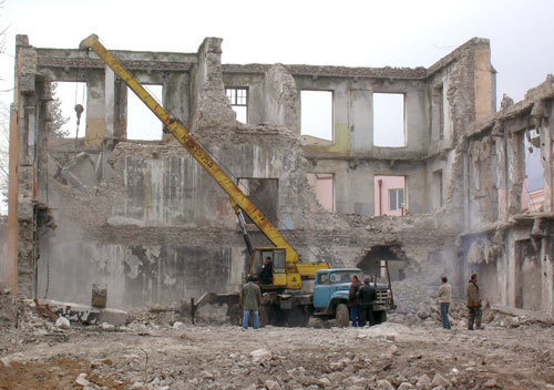 Руины разрушенного  Шелкового комбината. Фото "Кавказского узла"