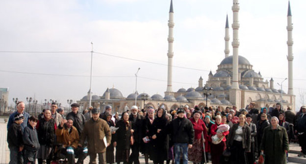Грозненцы у мечети "Сердце Чечни", 27 марта 2009 г., фото корреспондента "Кавказского Узла" Н.Эстемировой