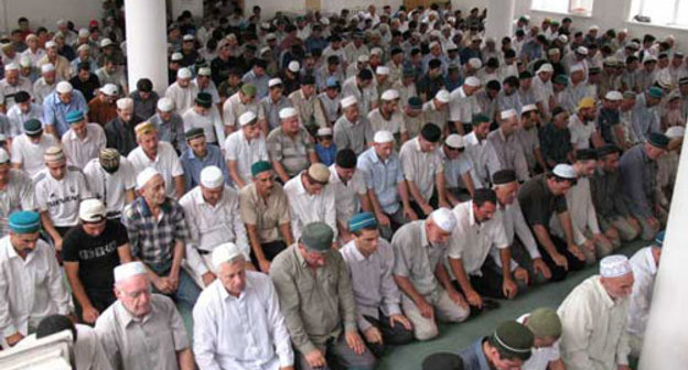 Коллективный намаз. Фото с сайта www.assalam.ru