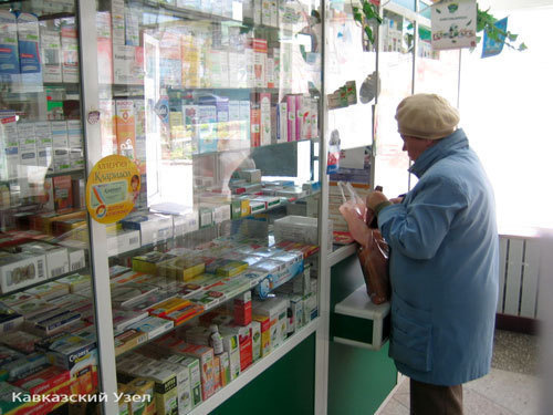Пенсионер в аптеке. Фото "Кавказского узла"