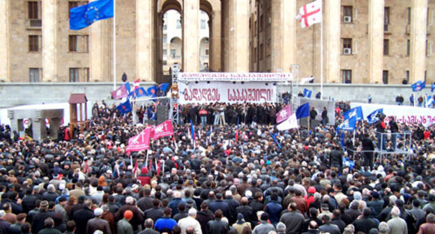 Митинг оппозиции у здания парламента Грузии.Тбилиси, 9 апреля 2009 года. Фото "Кавказского Узла"