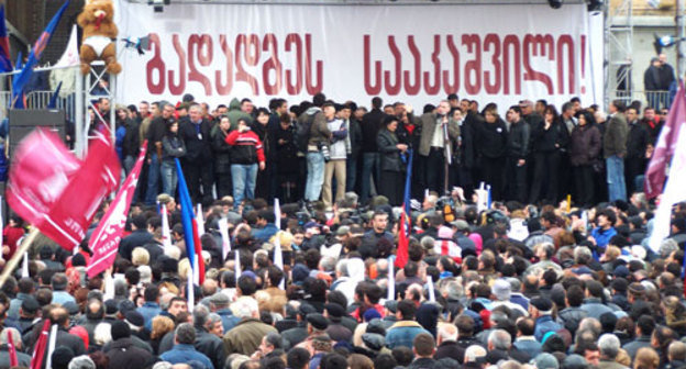 Акция протеста перед зданием парламента. Тбилиси, 9 апреля 2009 года. Фото "Кавказского узла"