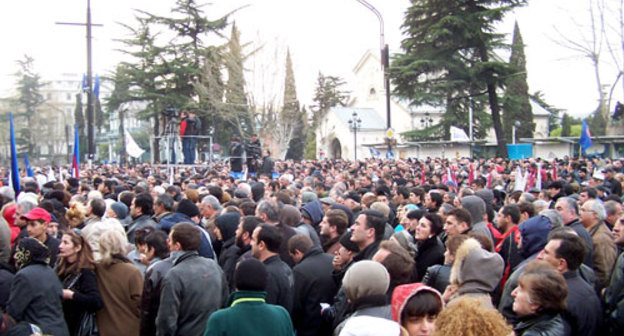 Митинг оппозиции около парламента Грузии. Тбилиси, 9 апреля 2009 года. Фото "Кавказского Узла" 