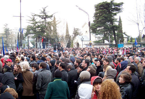 Митинг оппозиции около парламента Грузии. Тбилиси, 9 апреля 2009 года. Фото "Кавказского Узла" 