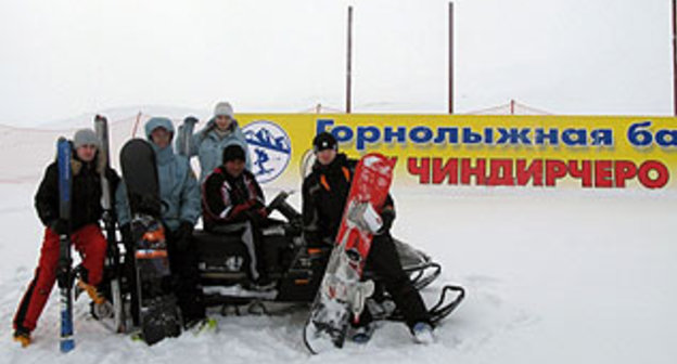 Российские туристы на горнолыжной базе "Чиндирчеро".
Фото с сайта www.chindirchero.ru.
