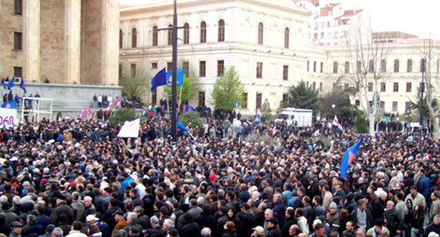 Митинг оппозиции у парламента Грузии. Тбилиси, 9 апреля 2009 года. Фото "Кавказского Узла"
