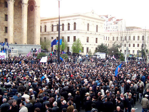 Митинг оппозиции у парламента Грузии. Тбилиси, 9 апреля 2009 года. Фото "Кавказского Узла"