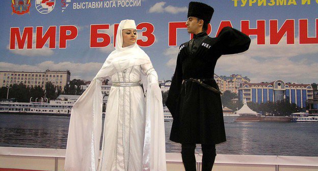 На открытии ХII Международного фестиваля туризма и отдыха «Мир без границ» в Ростове-на-Дону танцуют представители северо-кавказских республик. 16 апреля 2009 года. Фото корреспондента "Кавказского узла" Натальи Баженовой.
