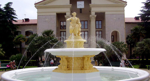 Сочи, фонтан у Морского вокзала. Фото с сайта http://ru.wikipedia.org