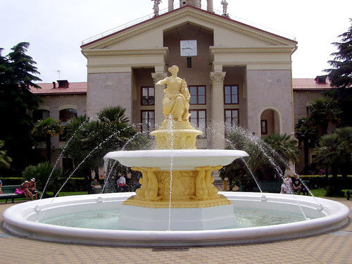 Сочи, фонтан у Морского вокзала. Фото с сайта http://ru.wikipedia.org