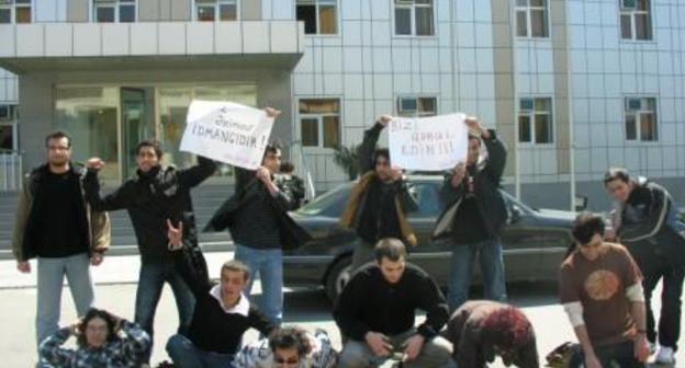 Акция в поддержку исключенного из вуза студента в Баку, фото корреспондента "Кавказского узла"