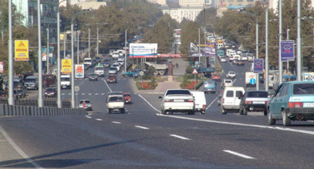 Махачкала, вид с моста на проспект Р.Гамзатова. Фото с сайта www.mkala.ru, автор: Николай Белоусов