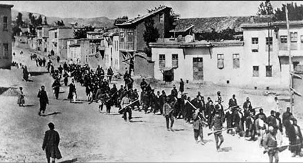 Армяне по пути в Мезирех, апрель 1915 год. Фото с сайта http://wikimedia.org/